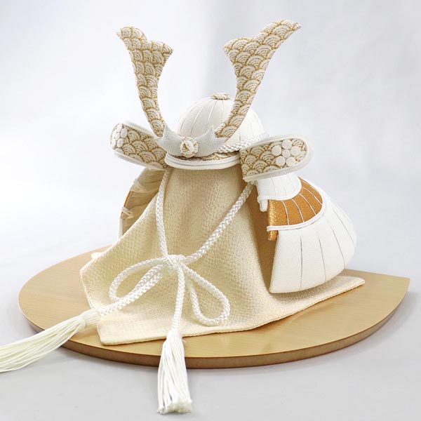 五月人形 美山 WHITE STYLE ちりめん兜 (白金) 波鍬 ハードメイプル突板 半円形敷板 詳細画像
