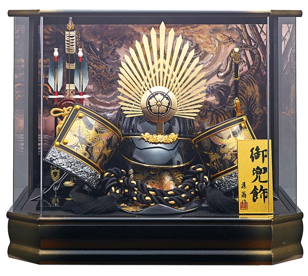 織田 着用兜飾り 黒金ボカシ 六角アクリルケース飾り オルゴール付き 【Ｇ3-5】
