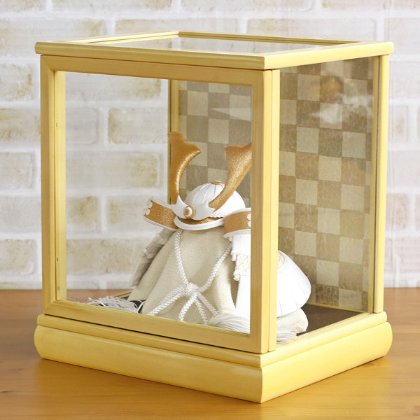 五月人形 美山 WHITE STYLE ちりめん兜 (白金) 金鍬 白木ケース飾り 詳細画像