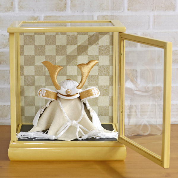 五月人形 美山 WHITE STYLE ちりめん兜 (白金) 金鍬 白木ケース飾り 詳細画像