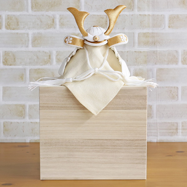 WHITE STYLE ちりめん兜 （白金） 金鍬 桐製収納飾り