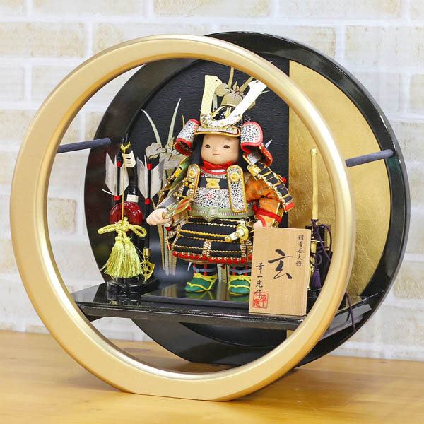 五月人形 幸一光 玄(げん) 金小札黒糸威 弓太刀 円形丸型 菖蒲柄飾り台 詳細画像 幸一光 五月人形 玄(げん) 金小札黒糸威 弓太刀 円形丸型 菖蒲柄飾り台 詳細画像