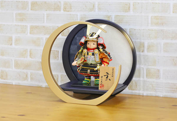 五月人形 幸一光 玄(げん) 金小札黒糸威 弓太刀 丸型円形 市松柄三日月飾り台 詳細画像 幸一光 五月人形 玄(げん) 金小札黒糸威 弓太刀 丸型円形 市松柄三日月飾り台 詳細画像