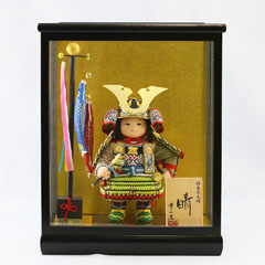 五月人形: 晴（はれ） 黒小札鶯白段威 鯉幟 黒塗り金バック ガラスケース飾り