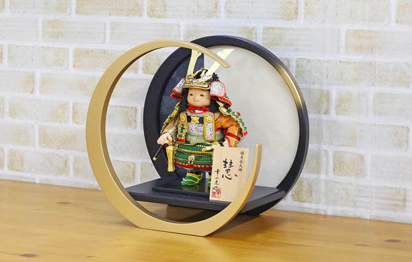 五月人形 幸一光 慧(けい) 金小札緑威 弓太刀 丸型円形 市松柄三日月飾り台 詳細画像 幸一光 五月人形 慧(けい) 金小札緑威 弓太刀 丸型円形 市松柄三日月飾り台 詳細画像