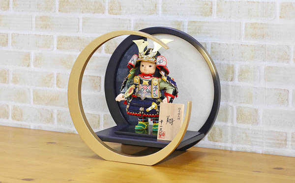五月人形 幸一光 翔(しょう) 黒小札紺糸威 弓太刀 丸型円形 市松柄三日月飾り台 詳細画像 幸一光 五月人形 翔(しょう) 黒小札紺糸威 弓太刀 丸型円形 市松柄三日月飾り台 詳細画像