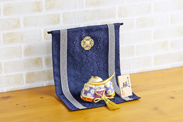 東玉工房　 五月人形　颯 「天」 伊達 銀華几帳 兜飾り　詳細画像