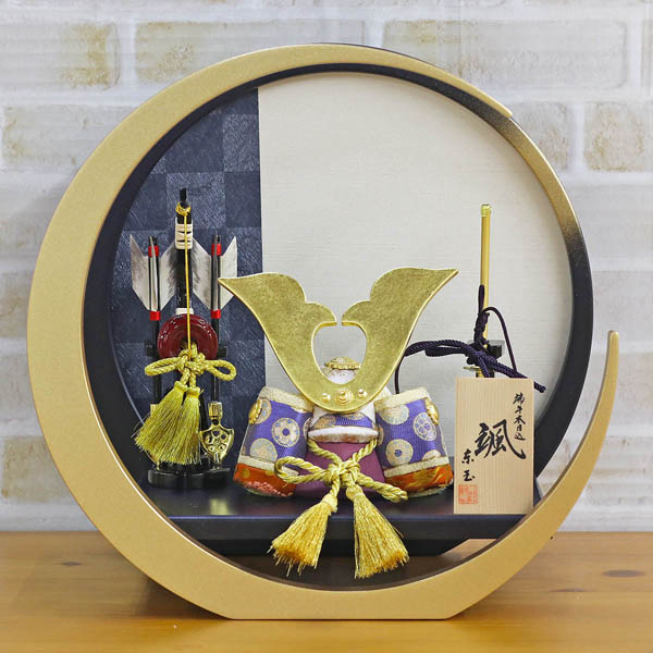 颯 「天」 大鍬形 円形丸型 市松柄 三日月飾り台 兜飾り