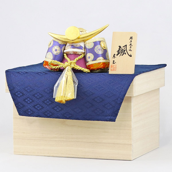 東玉工房　 五月人形　颯 「天」 上杉 金襴敷き布 桐製 兜収納飾り　詳細画像
