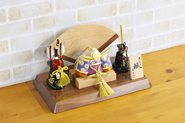五月人形 東玉工房 颯 「天」 上杉 高級木材使用扇型屏風飾り台 弓太刀 兜飾り 詳細画像 東玉工房 五月人形 颯 「天」 上杉 高級木材使用扇型屏風飾り台 弓太刀 兜飾り 詳細画像