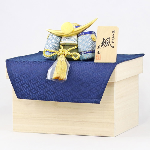 東玉工房　 五月人形　颯 「青」 上杉 金襴敷き布 桐製 兜収納飾り　詳細画像