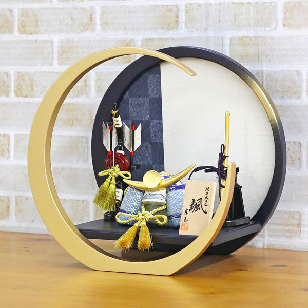 五月人形 東玉工房 颯 「青」 上杉 円形丸型 市松柄 三日月飾り台 兜飾り 詳細画像 東玉工房 五月人形 颯 「青」 上杉 円形丸型 市松柄 三日月飾り台 兜飾り 詳細画像
