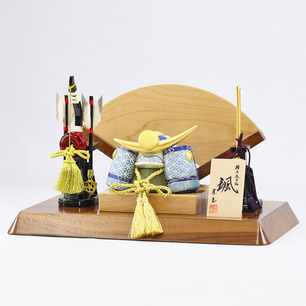 五月人形 東玉工房 颯 「青」 上杉 高級木材使用扇型屏風飾り台 弓太刀 兜飾り 詳細画像 東玉工房 五月人形 颯 「青」 上杉 高級木材使用扇型屏風飾り台 弓太刀 兜飾り 詳細画像