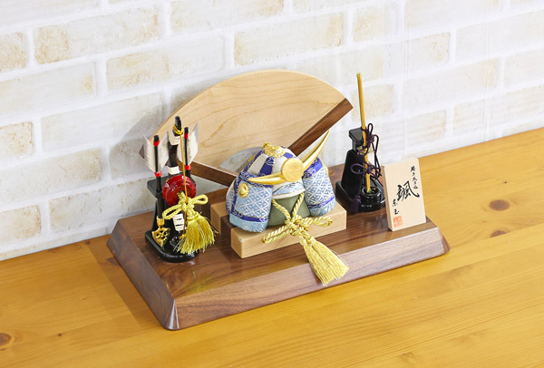 五月人形 東玉工房 颯 「青」 上杉 高級木材使用扇型屏風飾り台 弓太刀 兜飾り 詳細画像 東玉工房 五月人形 颯 「青」 上杉 高級木材使用扇型屏風飾り台 弓太刀 兜飾り 詳細画像