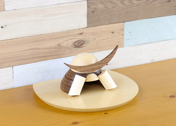 WOODY　 五月人形　木製 無垢材の兜 muku （むく） 伊達政宗 ハードメイプル突板 半円形敷板セット　詳細画像