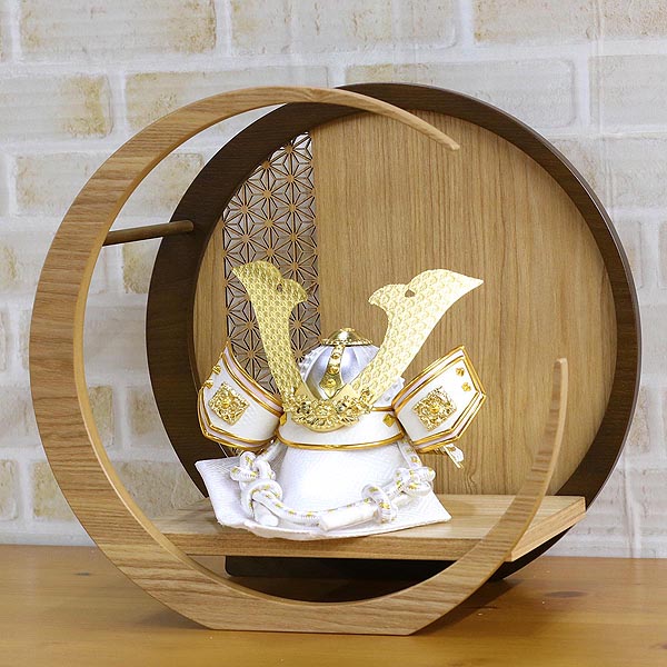 白金兜 大鍬形 透かし麻の葉模様 木製 円形 三日月形飾り台 (小)