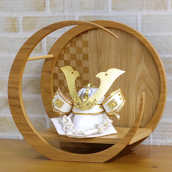 白金兜 大鍬形 市松模様 木製 円形 三日月形飾り台（小）