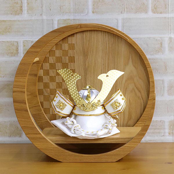 五月人形 美山 白金兜 大鍬形 市松模様 木製 円形 三日月形飾り台(小) 詳細画像