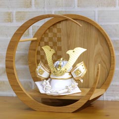 白金兜 大鍬形 市松模様 木製 円形 三日月形飾り台(小)
