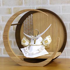 白金兜 上杉謙信 透かし麻の葉模様 木製 円形 三日月形飾り台 (小)