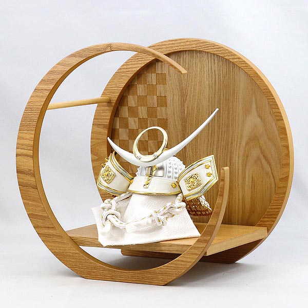 五月人形 美山 白金兜 上杉謙信 市松模様 木製 円形 三日月形飾り台(小) 詳細画像