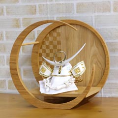 白金兜 上杉謙信 市松模様 木製 円形 三日月形飾り台(小)