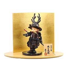 五月人形: 壹三作 もののふ童シリーズ 剣舞 本多忠勝 壱三（いちぞう） 金屏風 ハードメイプル突板 円形台飾り