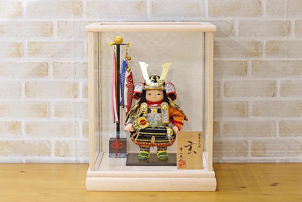 幸一光　 五月人形　玄（げん） 金小札黒糸威 鯉幟 ホワイトオーク材 市松文様バック ガラスケース　詳細画像