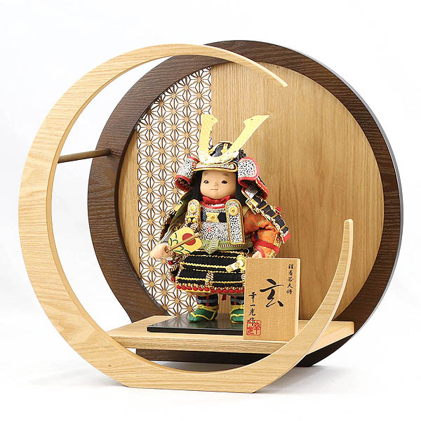 五月人形 幸一光 玄(げん) 金小札黒糸威 透かし麻の葉模様 木製 円形 三日月形飾り台 (大) 詳細画像 幸一光 五月人形 玄(げん) 金小札黒糸威 透かし麻の葉模様 木製 円形 三日月形飾り台 (大) 詳細画像