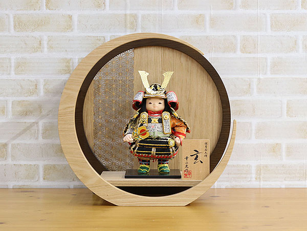五月人形 幸一光 玄(げん) 金小札黒糸威 透かし麻の葉模様 木製 円形 三日月形飾り台 (大) 詳細画像 幸一光 五月人形 玄(げん) 金小札黒糸威 透かし麻の葉模様 木製 円形 三日月形飾り台 (大) 詳細画像