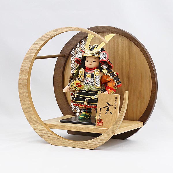 五月人形 幸一光 玄(げん) 金小札黒糸威 透かし麻の葉模様 木製 円形 三日月形飾り台 (小) 詳細画像 幸一光 五月人形 玄(げん) 金小札黒糸威 透かし麻の葉模様 木製 円形 三日月形飾り台 (小) 詳細画像