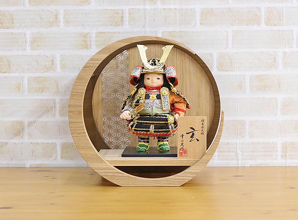 五月人形 幸一光 玄(げん) 金小札黒糸威 透かし麻の葉模様 木製 円形 三日月形飾り台 (小) 詳細画像 幸一光 五月人形 玄(げん) 金小札黒糸威 透かし麻の葉模様 木製 円形 三日月形飾り台 (小) 詳細画像