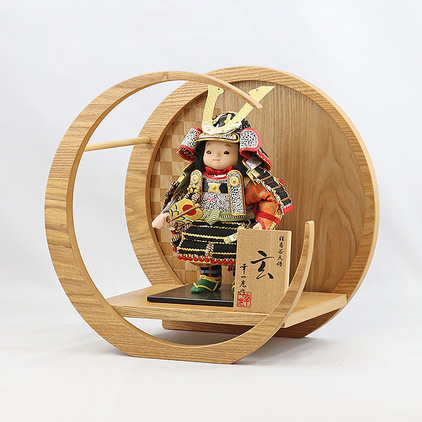 五月人形 幸一光 玄(げん) 金小札黒糸威 市松模様 木製 円形 三日月形飾り台(小) 詳細画像 幸一光 五月人形 玄(げん) 金小札黒糸威 市松模様 木製 円形 三日月形飾り台(小) 詳細画像