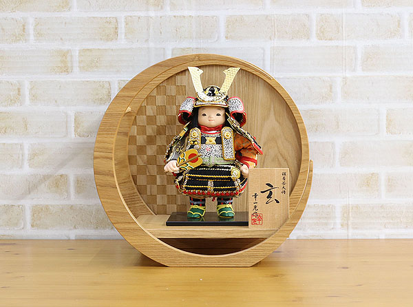 五月人形 幸一光 玄(げん) 金小札黒糸威 市松模様 木製 円形 三日月形飾り台(小) 詳細画像 幸一光 五月人形 玄(げん) 金小札黒糸威 市松模様 木製 円形 三日月形飾り台(小) 詳細画像