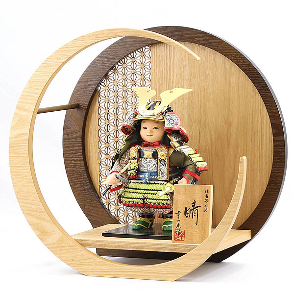 五月人形 幸一光 晴(はれ) 黒小札鶯白段威 透かし麻の葉模様 木製 円形 三日月形飾り台 (大) 詳細画像