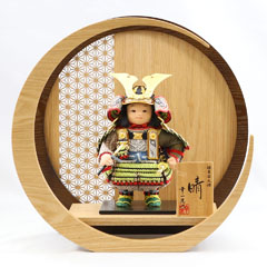 晴(はれ) 黒小札鶯白段威 透かし麻の葉模様 木製 円形 三日月形飾り台 (大)