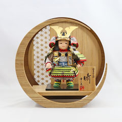 晴(はれ) 黒小札鶯白段威 透かし麻の葉模様 木製 円形 三日月形飾り台 (小)