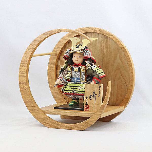 五月人形 幸一光 晴(はれ) 黒小札鶯白段威 市松模様 木製 円形 三日月形飾り台(小) 詳細画像