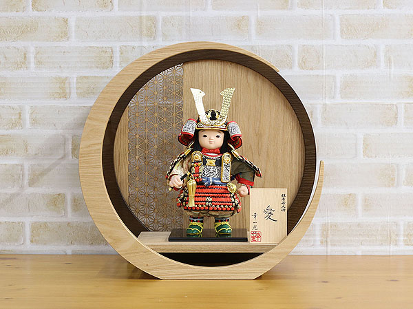 五月人形 幸一光 愛(いと) 黒小札赤糸威 透かし麻の葉模様 木製 円形 三日月形飾り台 (大) 詳細画像 幸一光 五月人形 愛(いと) 黒小札赤糸威 透かし麻の葉模様 木製 円形 三日月形飾り台 (大) 詳細画像