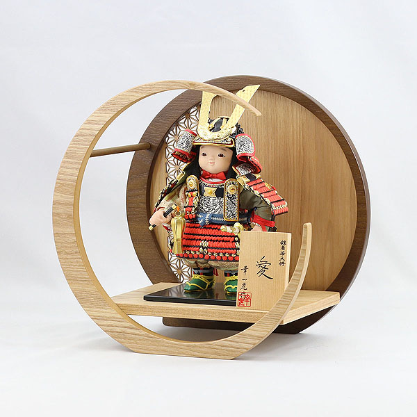 五月人形 幸一光 愛(いと) 黒小札赤糸威 透かし麻の葉模様 木製 円形 三日月形飾り台 (小) 詳細画像 幸一光 五月人形 愛(いと) 黒小札赤糸威 透かし麻の葉模様 木製 円形 三日月形飾り台 (小) 詳細画像
