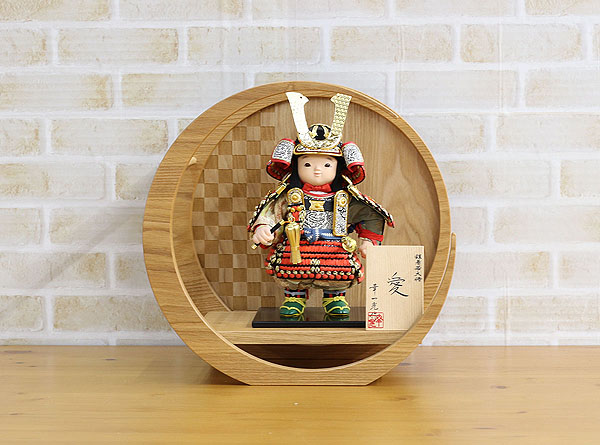 五月人形 幸一光 愛(いと) 黒小札赤糸威 市松模様 木製 円形 三日月形飾り台(小) 詳細画像 幸一光 五月人形 愛(いと) 黒小札赤糸威 市松模様 木製 円形 三日月形飾り台(小) 詳細画像