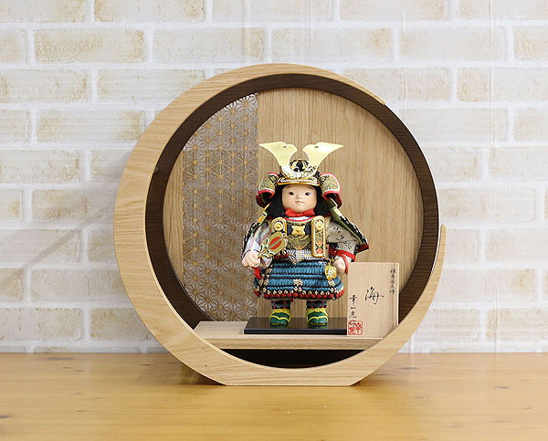 五月人形 幸一光 海(かい) 黒小札縹威 透かし麻の葉模様 木製 円形 三日月形飾り台 (大) 詳細画像 幸一光 五月人形 海(かい) 黒小札縹威 透かし麻の葉模様 木製 円形 三日月形飾り台 (大) 詳細画像
