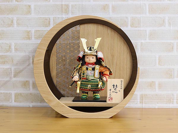 五月人形 幸一光 慧(けい) 金小札緑威 透かし麻の葉模様 木製 円形 三日月形飾り台 (大) 詳細画像 幸一光 五月人形 慧(けい) 金小札緑威 透かし麻の葉模様 木製 円形 三日月形飾り台 (大) 詳細画像