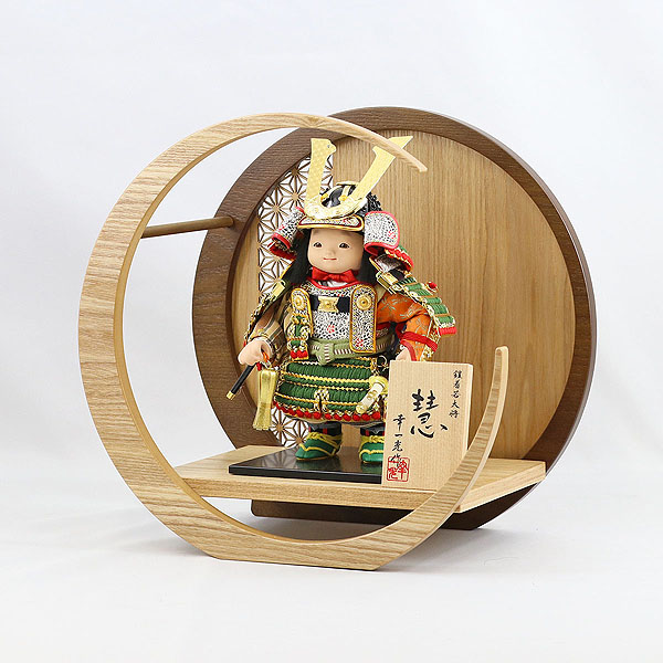 五月人形 幸一光 慧(けい) 金小札緑威 透かし麻の葉模様 木製 円形 三日月形飾り台 (小) 詳細画像 幸一光 五月人形 慧(けい) 金小札緑威 透かし麻の葉模様 木製 円形 三日月形飾り台 (小) 詳細画像