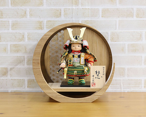 五月人形 幸一光 慧(けい) 金小札緑威 透かし麻の葉模様 木製 円形 三日月形飾り台 (小) 詳細画像 幸一光 五月人形 慧(けい) 金小札緑威 透かし麻の葉模様 木製 円形 三日月形飾り台 (小) 詳細画像