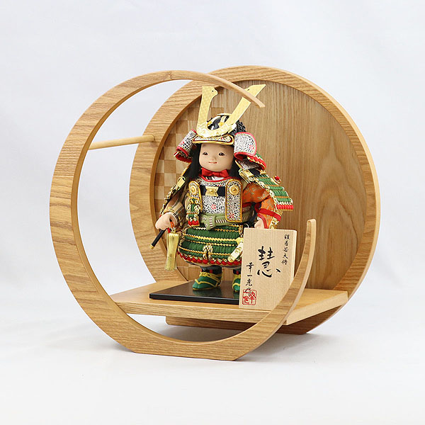 五月人形 幸一光 慧(けい) 金小札緑威 市松模様 木製 円形 三日月形飾り台(小) 詳細画像 幸一光 五月人形 慧(けい) 金小札緑威 市松模様 木製 円形 三日月形飾り台(小) 詳細画像