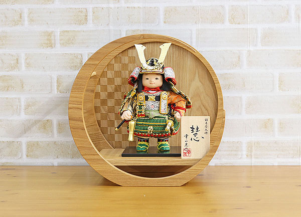 五月人形 幸一光 慧(けい) 金小札緑威 市松模様 木製 円形 三日月形飾り台(小) 詳細画像 幸一光 五月人形 慧(けい) 金小札緑威 市松模様 木製 円形 三日月形飾り台(小) 詳細画像