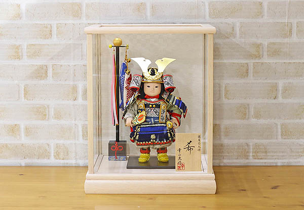 五月人形 幸一光 希(のぞみ) 黒小札紺裾濃威 鯉幟 ホワイトオーク材 市松文様バック ガラスケース 詳細画像 幸一光 五月人形 希(のぞみ) 黒小札紺裾濃威 鯉幟 ホワイトオーク材 市松文様バック ガラスケース 詳細画像