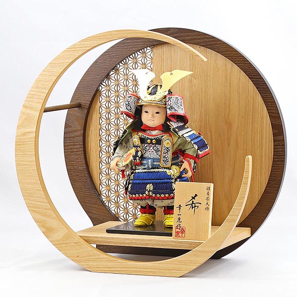 五月人形 幸一光 希(のぞみ) 黒小札紺裾濃威 透かし麻の葉模様 木製 円形 三日月形飾り台 (大) 詳細画像 幸一光 五月人形 希(のぞみ) 黒小札紺裾濃威 透かし麻の葉模様 木製 円形 三日月形飾り台 (大) 詳細画像