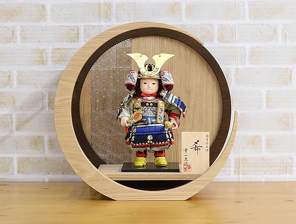 五月人形 幸一光 希(のぞみ) 黒小札紺裾濃威 透かし麻の葉模様 木製 円形 三日月形飾り台 (大) 詳細画像 幸一光 五月人形 希(のぞみ) 黒小札紺裾濃威 透かし麻の葉模様 木製 円形 三日月形飾り台 (大) 詳細画像